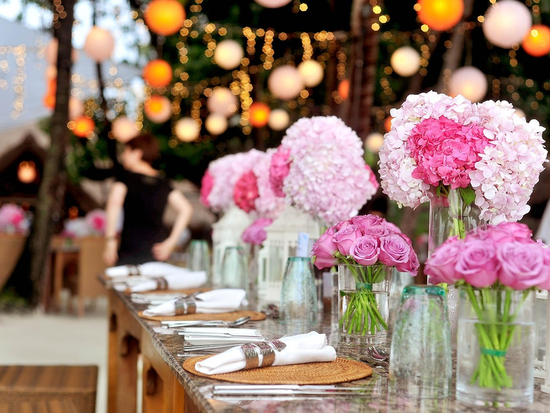 Elegant table setting with flowers