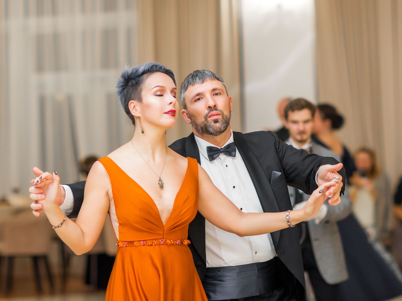 Guests dancing under the evening lights